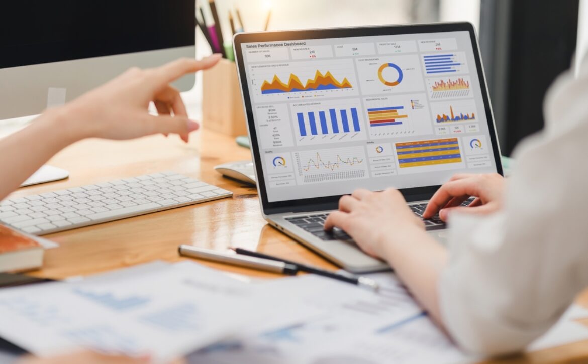 Two,Businesspeople,Or,An,Accountant,Team,Are,Analyzing,Data,Charts,